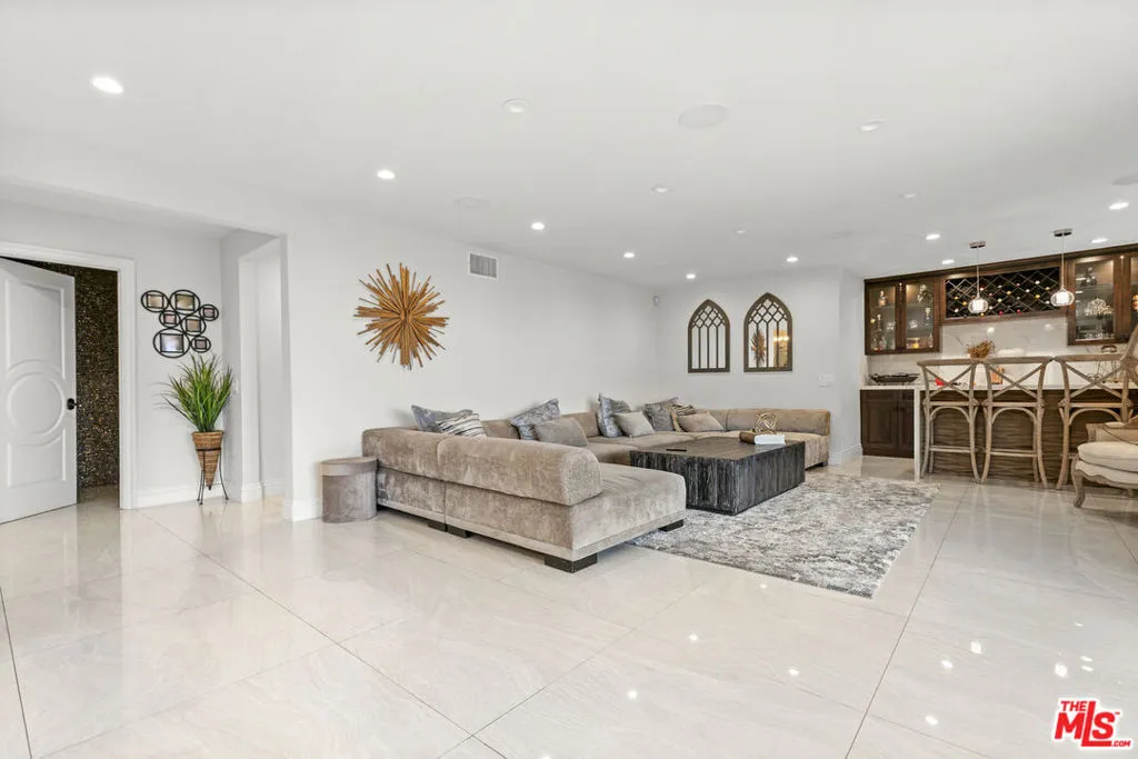 2427 Flintridge Drive, Glendale, California 91206 home-pic-28